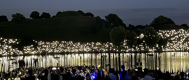 Gänsehautmoment vor dem Auftakt. Tausende Handys leuchteten zu Beginn des Feuerwerks vom Münchner Sommernachtstraum 2022 (Foto: Martin Schmitz)